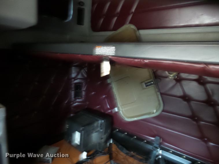 image for item DD2407 1999 Freightliner FLD120 semi truck