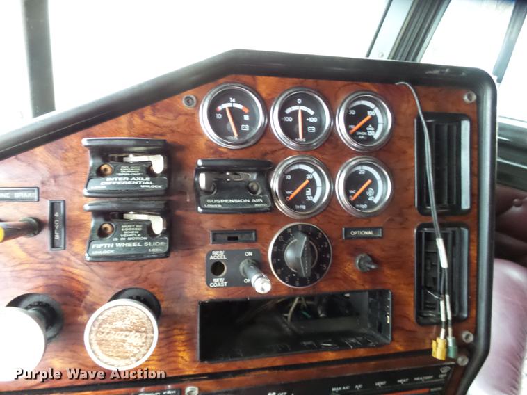 image for item DD2407 1999 Freightliner FLD120 semi truck