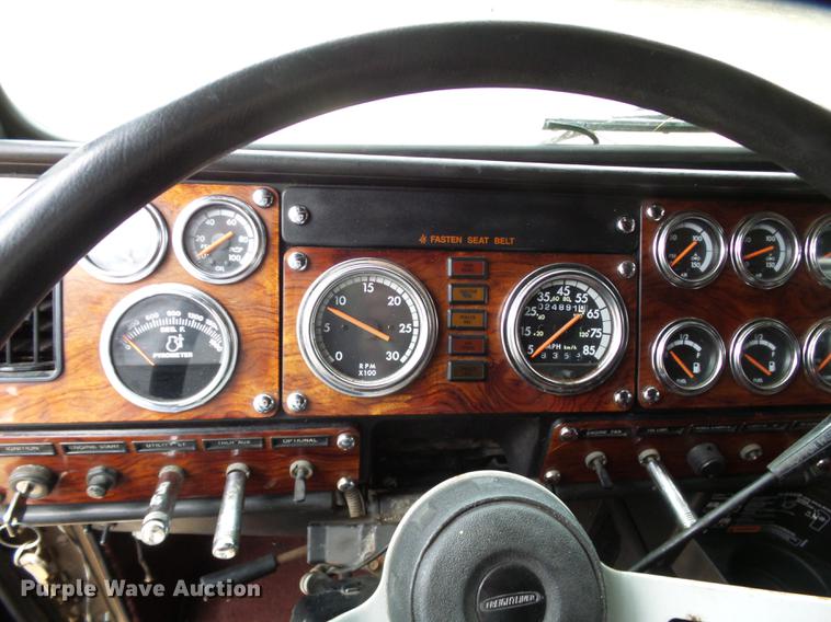 image for item DD2407 1999 Freightliner FLD120 semi truck