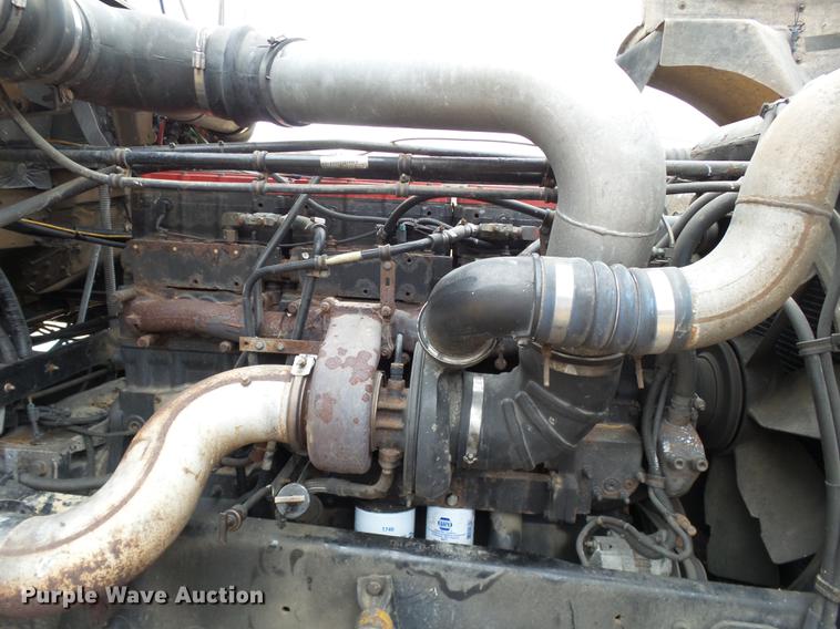 image for item DD2407 1999 Freightliner FLD120 semi truck