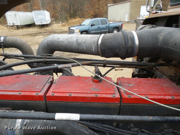 image for item DD2407 1999 Freightliner FLD120 semi truck