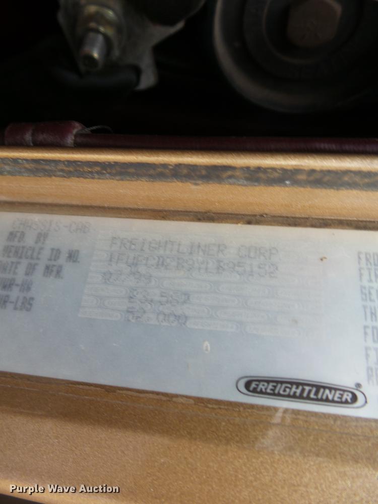 image for item DD2407 1999 Freightliner FLD120 semi truck