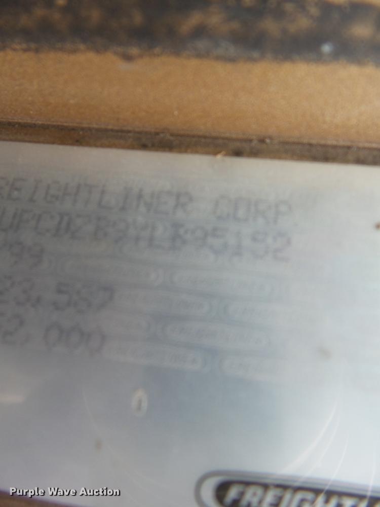 image for item DD2407 1999 Freightliner FLD120 semi truck