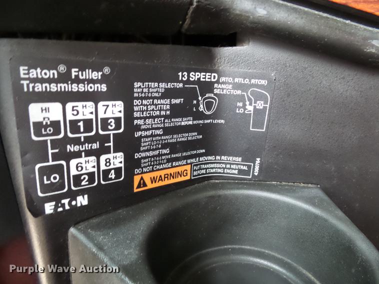 image for item DD2407 1999 Freightliner FLD120 semi truck