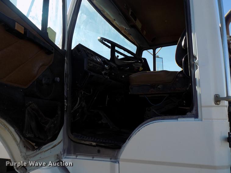 image for item DD3518 1993 Freightliner FLC semi truck