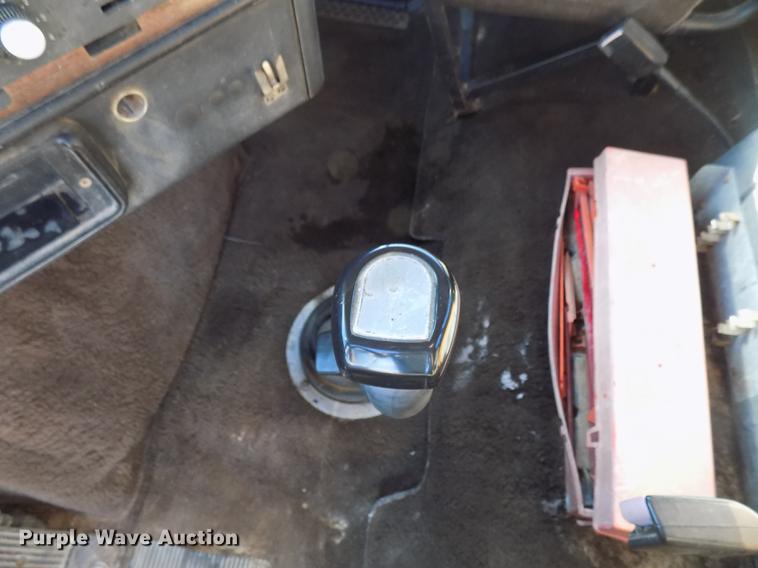 image for item DD3518 1993 Freightliner FLC semi truck