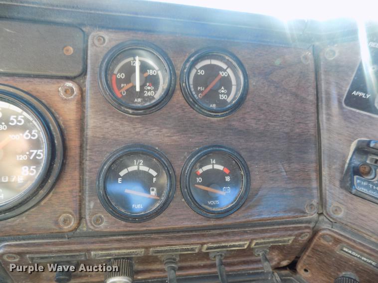 image for item DD3518 1993 Freightliner FLC semi truck