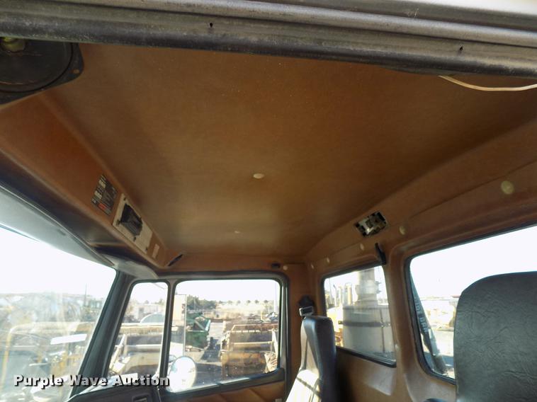 image for item DD3518 1993 Freightliner FLC semi truck