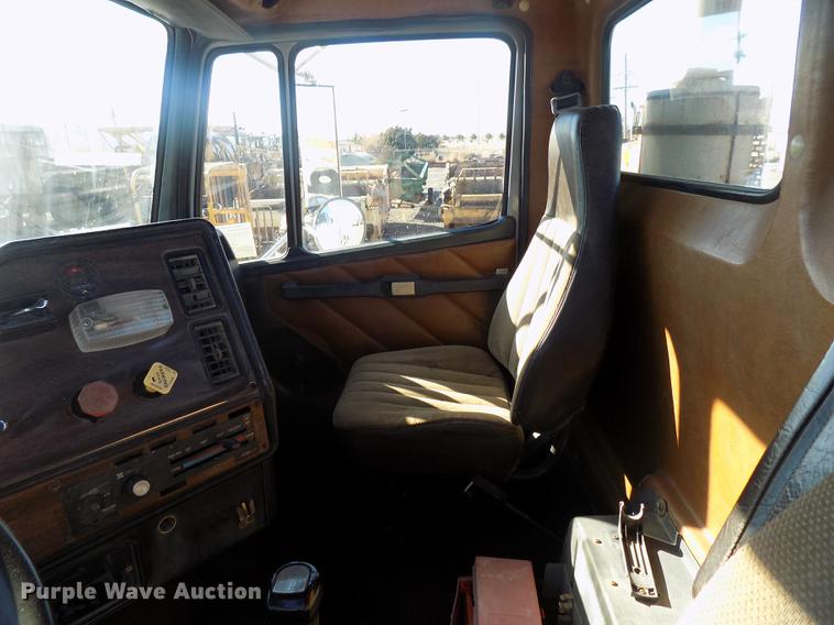 image for item DD3518 1993 Freightliner FLC semi truck