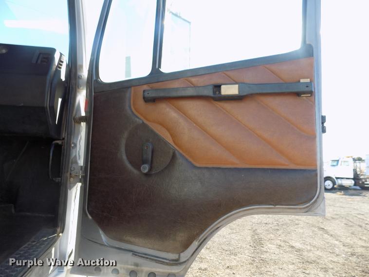 image for item DD3518 1993 Freightliner FLC semi truck