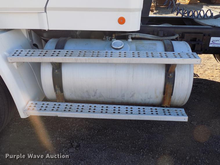 image for item DD3518 1993 Freightliner FLC semi truck