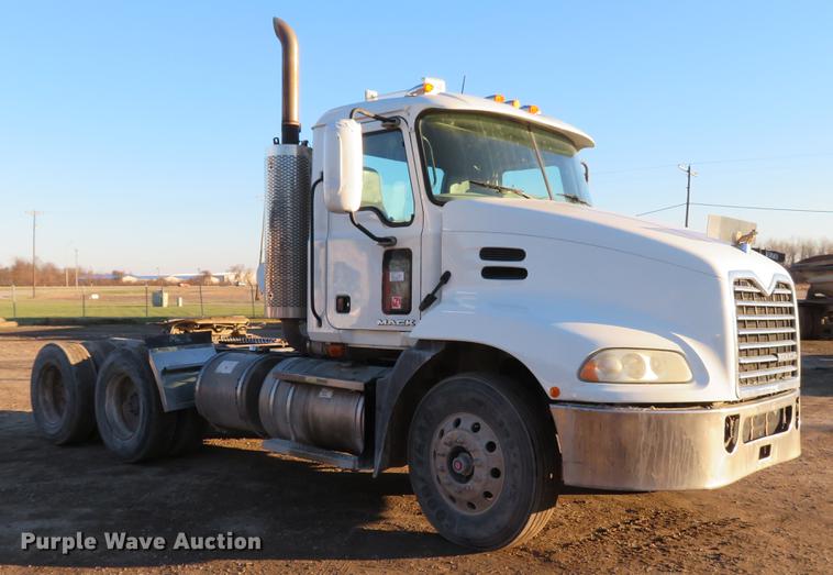 image for item DE5024 2008 Mack CXU613 semi truck