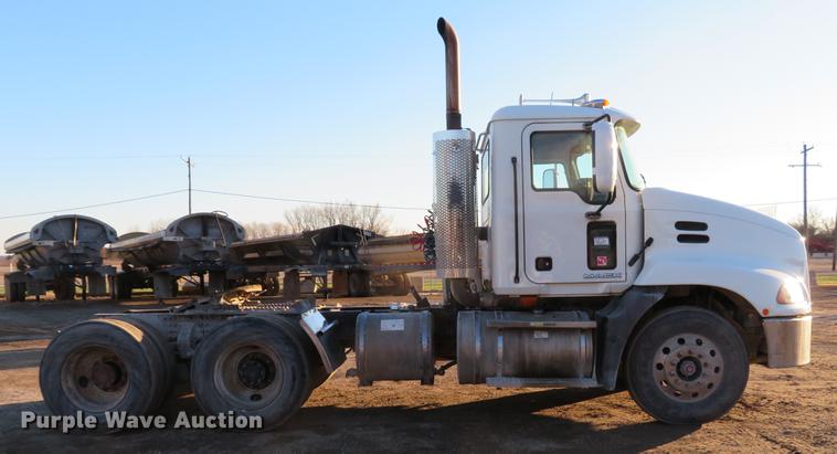 image for item DE5024 2008 Mack CXU613 semi truck