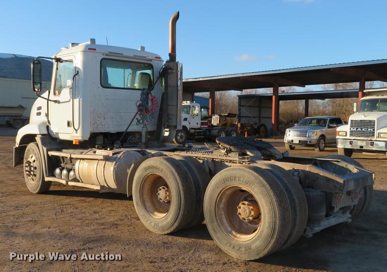 image for item DE5024 2008 Mack CXU613 semi truck