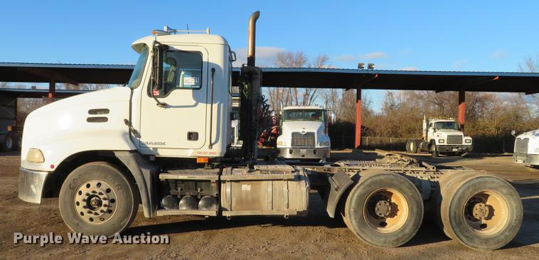 image for item DE5024 2008 Mack CXU613 semi truck
