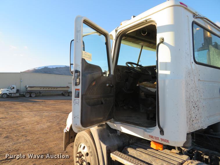 image for item DE5024 2008 Mack CXU613 semi truck