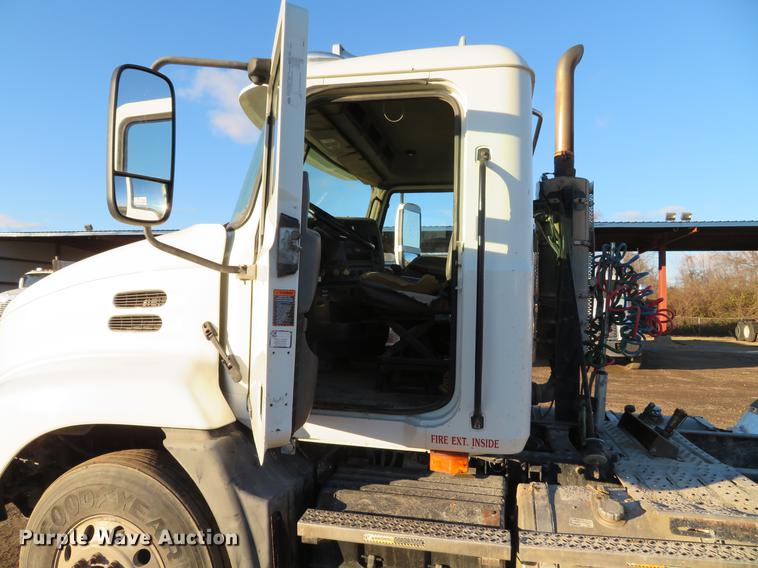 image for item DE5024 2008 Mack CXU613 semi truck