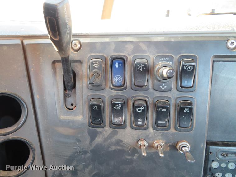 image for item DE5024 2008 Mack CXU613 semi truck