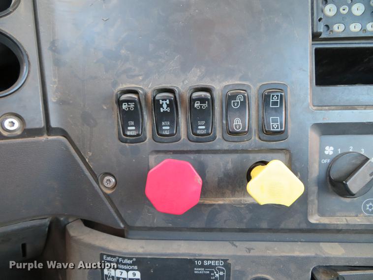 image for item DE5024 2008 Mack CXU613 semi truck