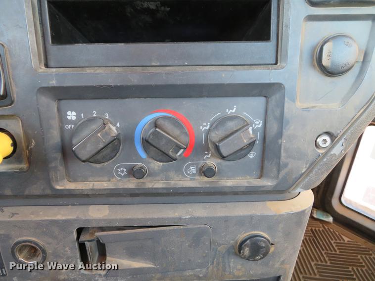 image for item DE5024 2008 Mack CXU613 semi truck