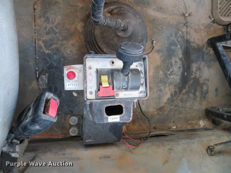 image for item DE5024 2008 Mack CXU613 semi truck