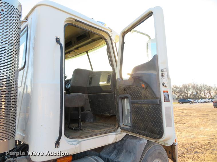 image for item DE5024 2008 Mack CXU613 semi truck