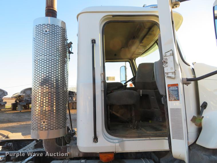 image for item DE5024 2008 Mack CXU613 semi truck