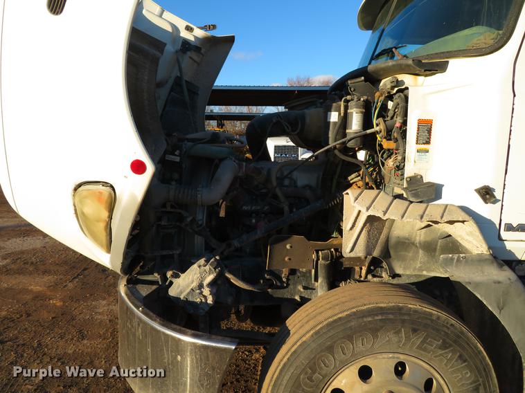 image for item DE5024 2008 Mack CXU613 semi truck