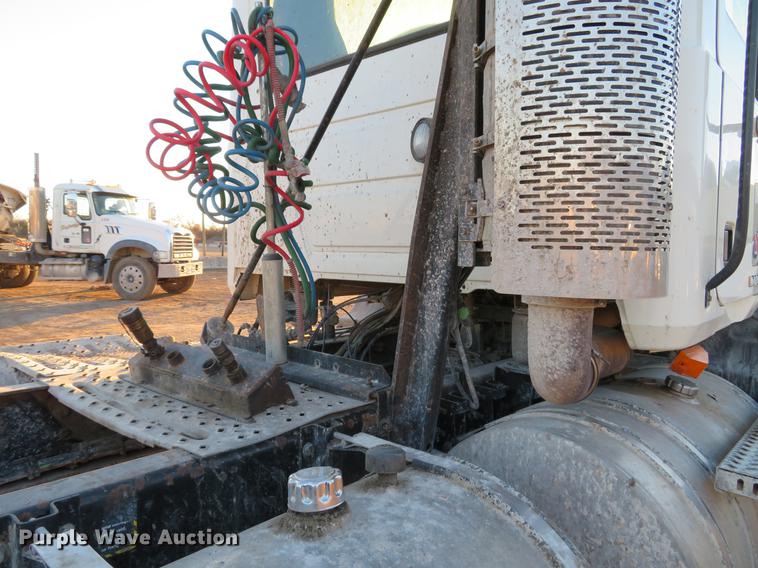 image for item DE5024 2008 Mack CXU613 semi truck