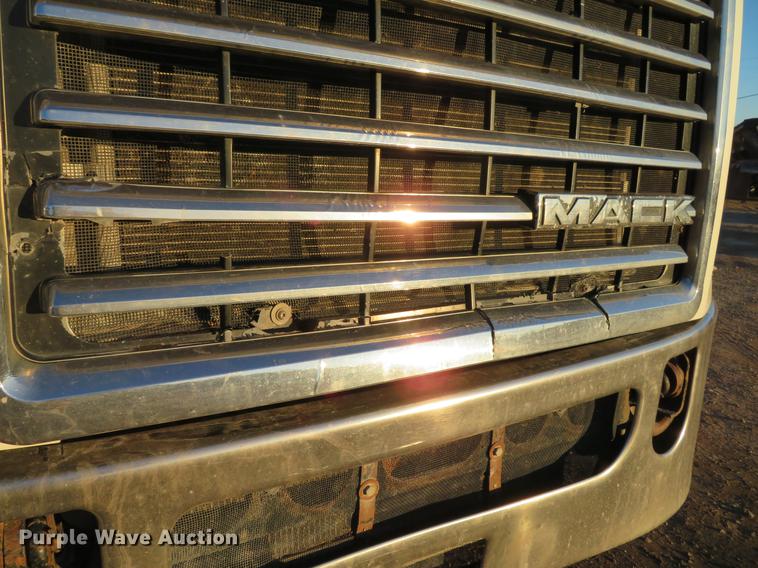 image for item DE5024 2008 Mack CXU613 semi truck