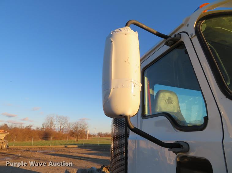 image for item DE5024 2008 Mack CXU613 semi truck