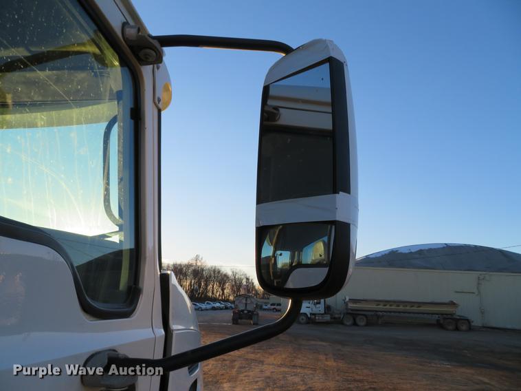 image for item DE5024 2008 Mack CXU613 semi truck