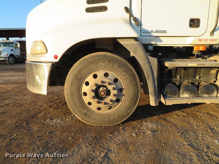 image for item DE5024 2008 Mack CXU613 semi truck
