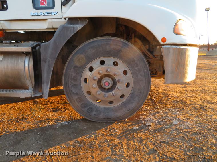 image for item DE5024 2008 Mack CXU613 semi truck