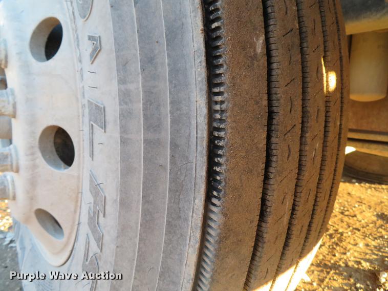 image for item DE5024 2008 Mack CXU613 semi truck