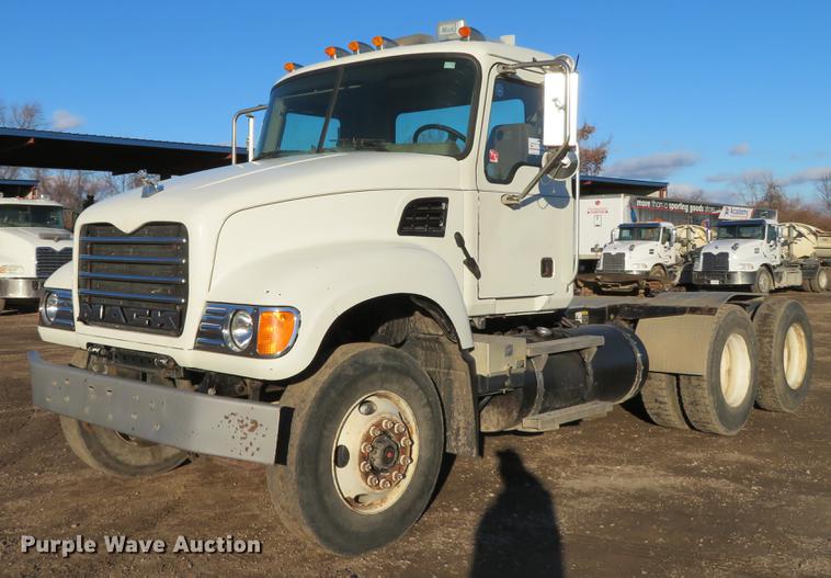 image for item DE5025 2003 Mack CV713 semi truck