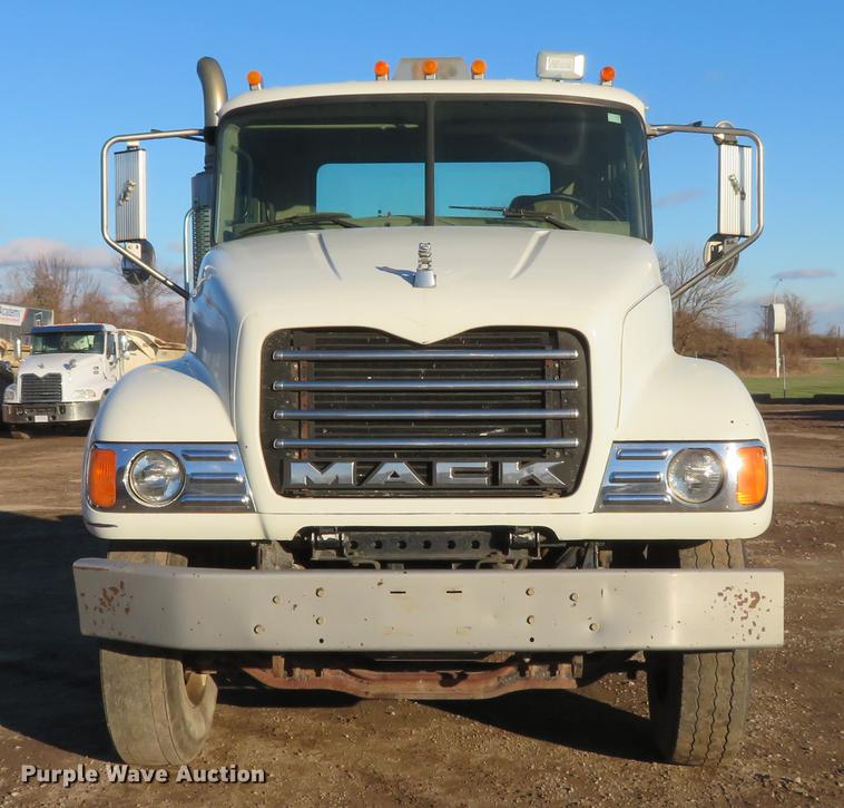 image for item DE5025 2003 Mack CV713 semi truck