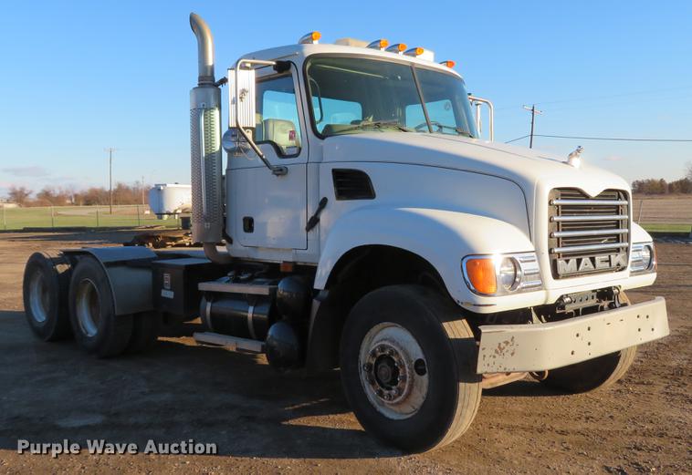 image for item DE5025 2003 Mack CV713 semi truck