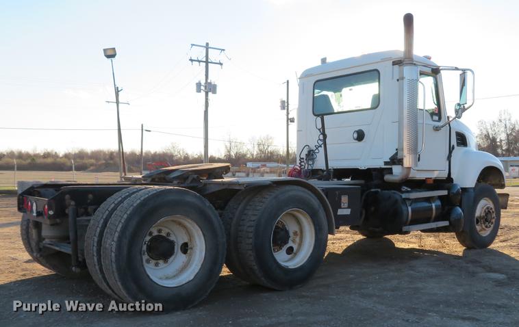 image for item DE5025 2003 Mack CV713 semi truck