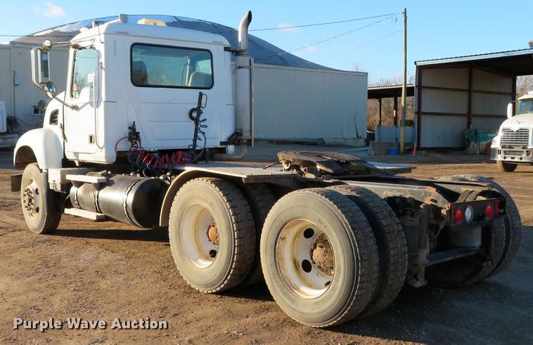 image for item DE5025 2003 Mack CV713 semi truck