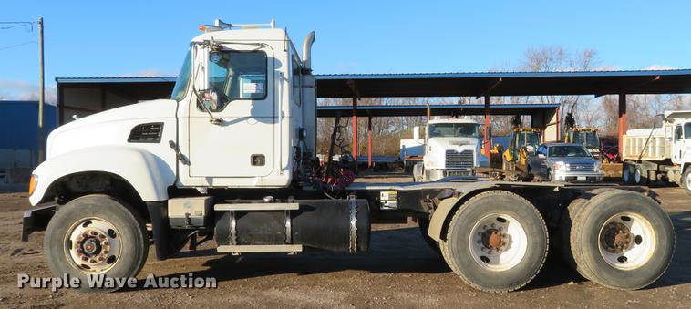 image for item DE5025 2003 Mack CV713 semi truck