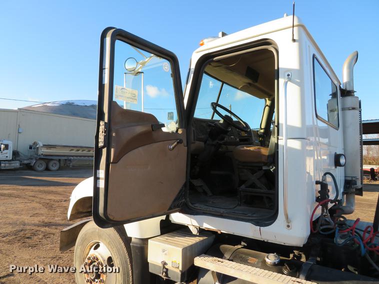 image for item DE5025 2003 Mack CV713 semi truck