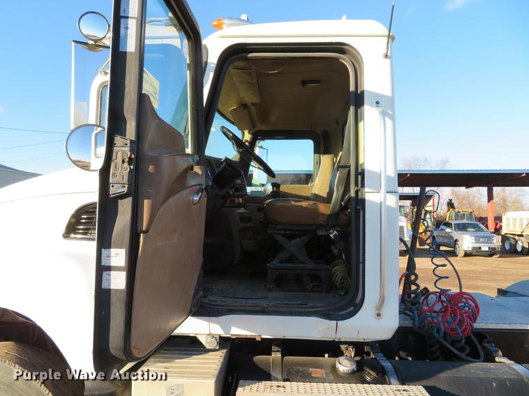image for item DE5025 2003 Mack CV713 semi truck