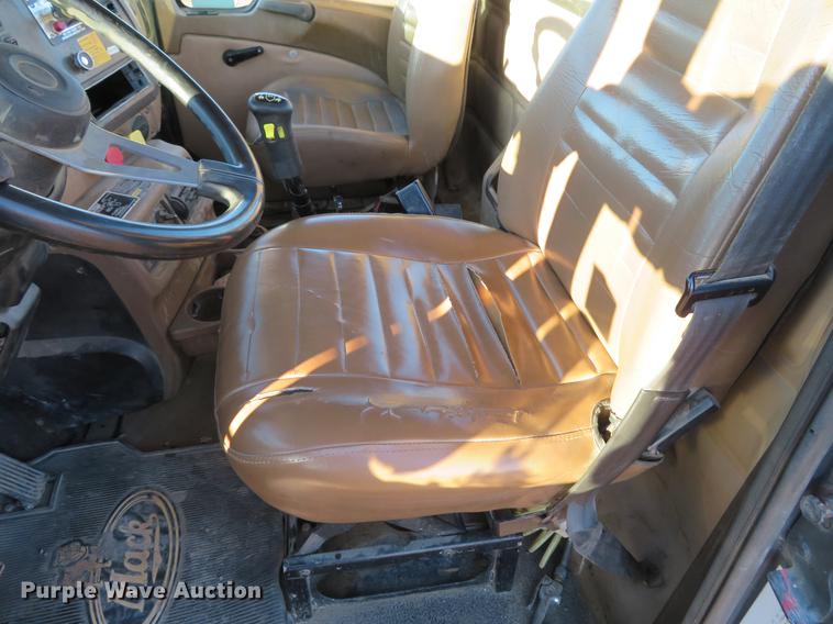 image for item DE5025 2003 Mack CV713 semi truck