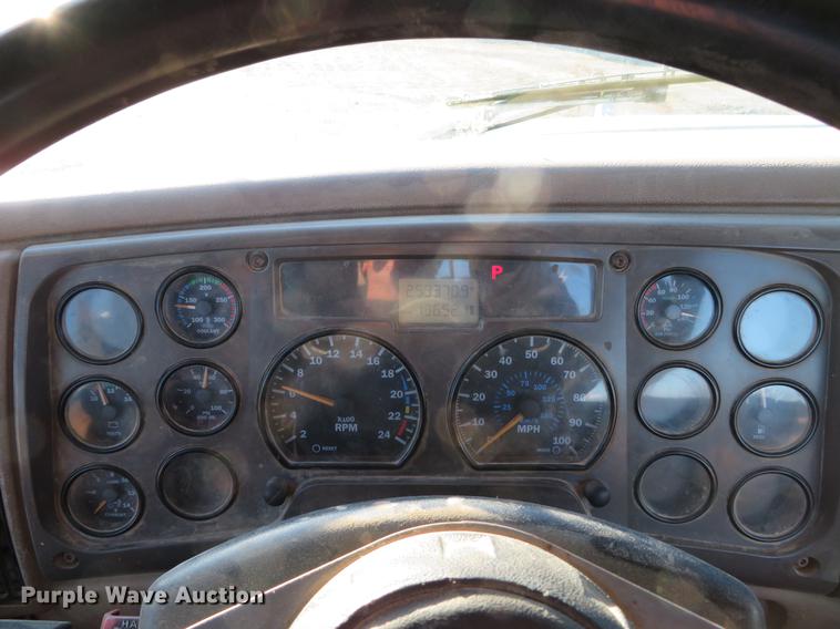 image for item DE5025 2003 Mack CV713 semi truck