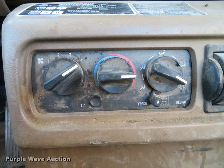 image for item DE5025 2003 Mack CV713 semi truck