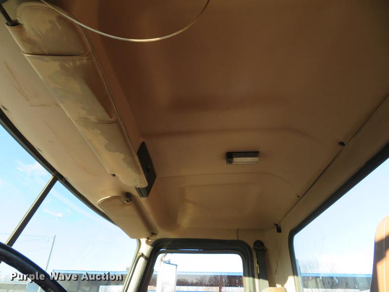 image for item DE5025 2003 Mack CV713 semi truck