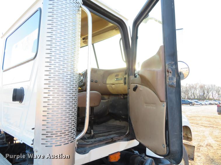 image for item DE5025 2003 Mack CV713 semi truck