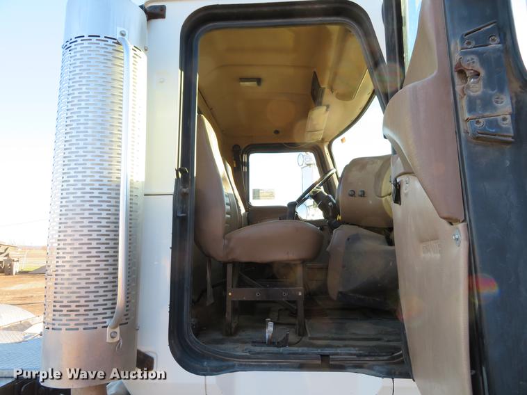 image for item DE5025 2003 Mack CV713 semi truck