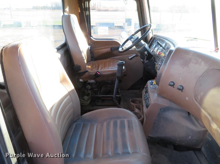 image for item DE5025 2003 Mack CV713 semi truck